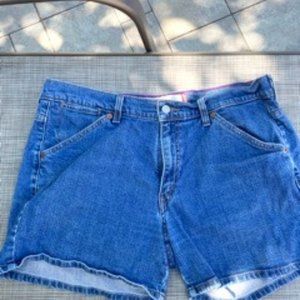Levi’s Mid Rise Nouveau 515 Jean shorts